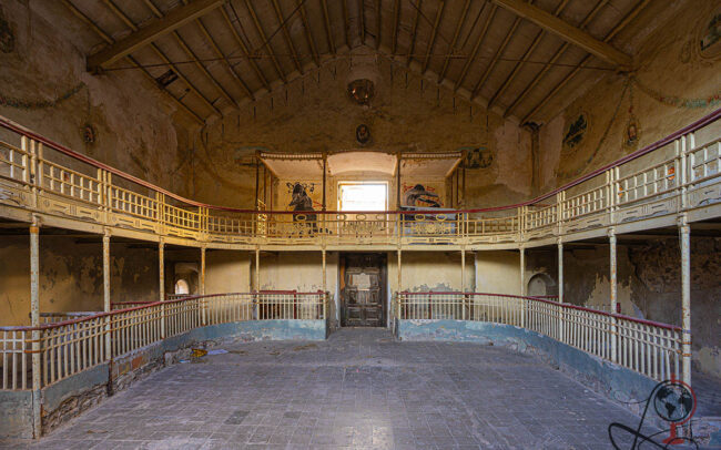 Innenraum des historischen Theaters mit umlaufenden Rängen und leerer Bühne