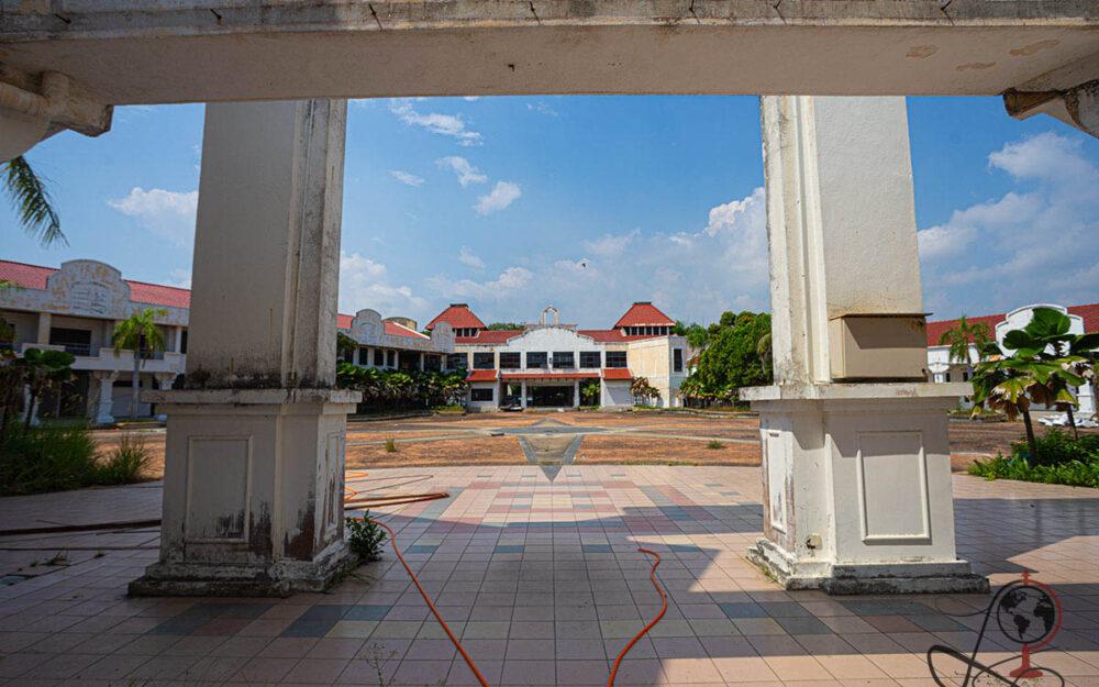 Verlassener Innenhof von The Lisbon Melaka in Malaysia mit Blick auf das Hauptgebäude