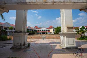 Verlassener Innenhof von The Lisbon Melaka in Malaysia mit Blick auf das Hauptgebäude