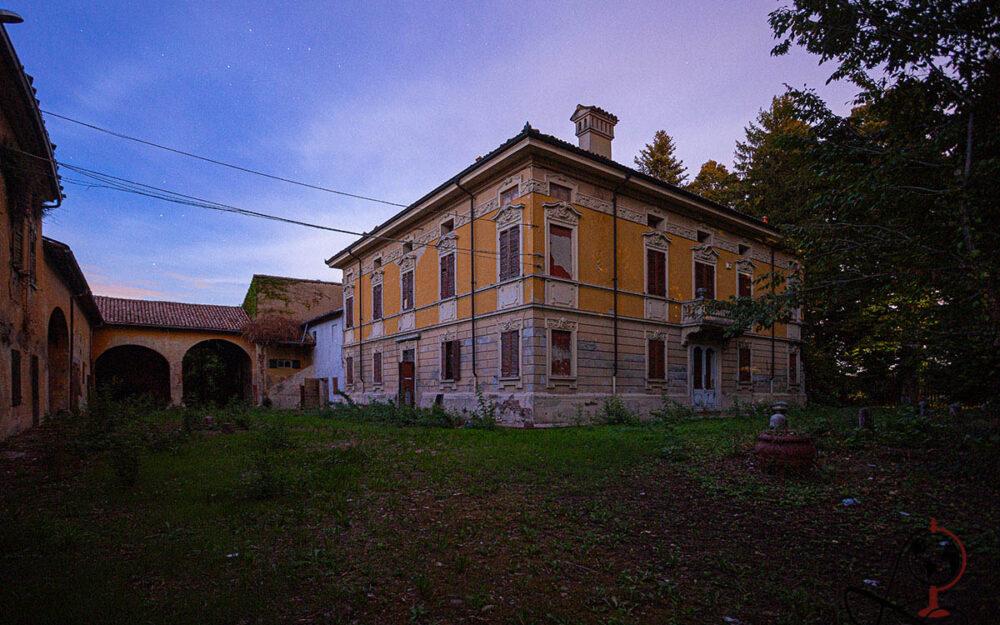 Detailaufnahme eines verlassenen Innenraums mit zurückgelassenen Gegenständen und Staubschicht