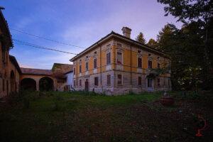 Detailaufnahme eines verlassenen Innenraums mit zurückgelassenen Gegenständen und Staubschicht