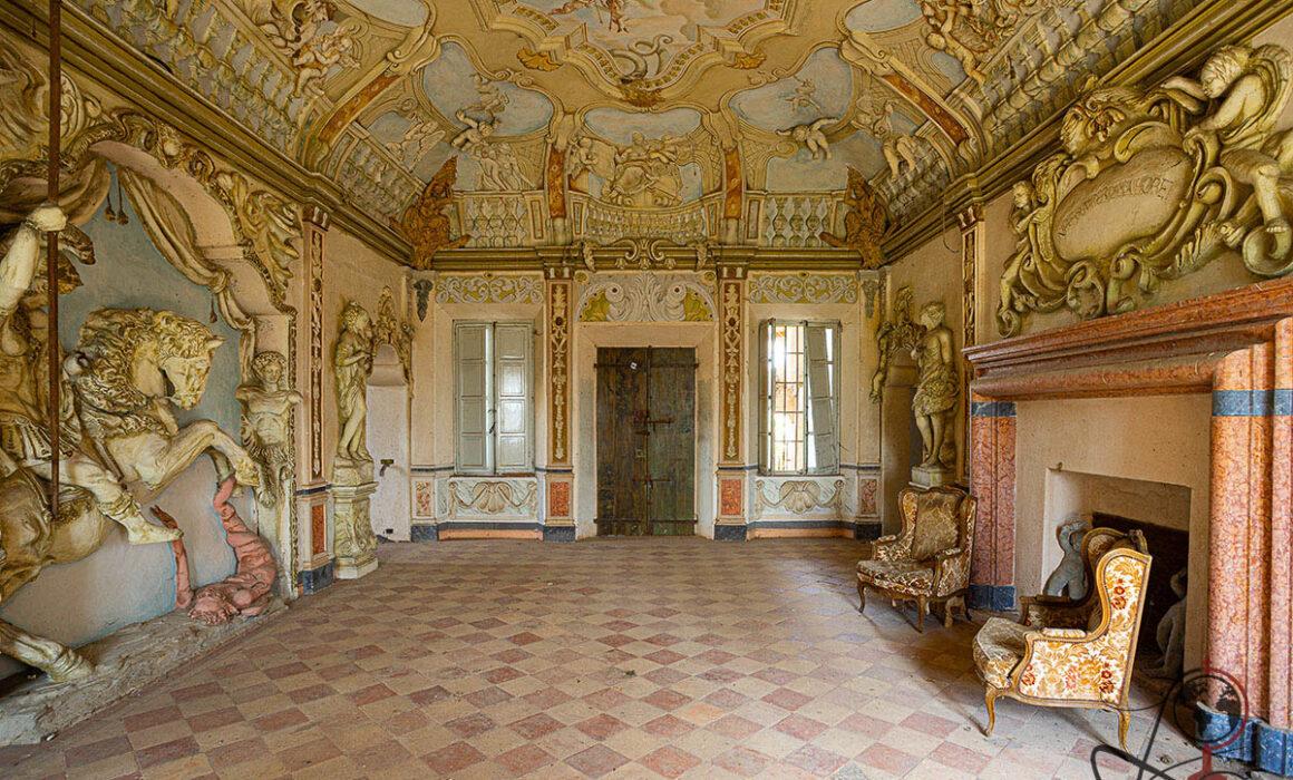 Großer leerer Saal mit Schachbrettboden im historischen Gebäude