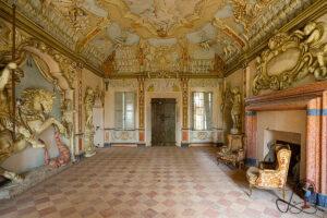 Großer leerer Saal mit Schachbrettboden im historischen Gebäude