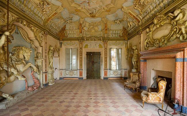 Großer leerer Saal mit Schachbrettboden im historischen Gebäude