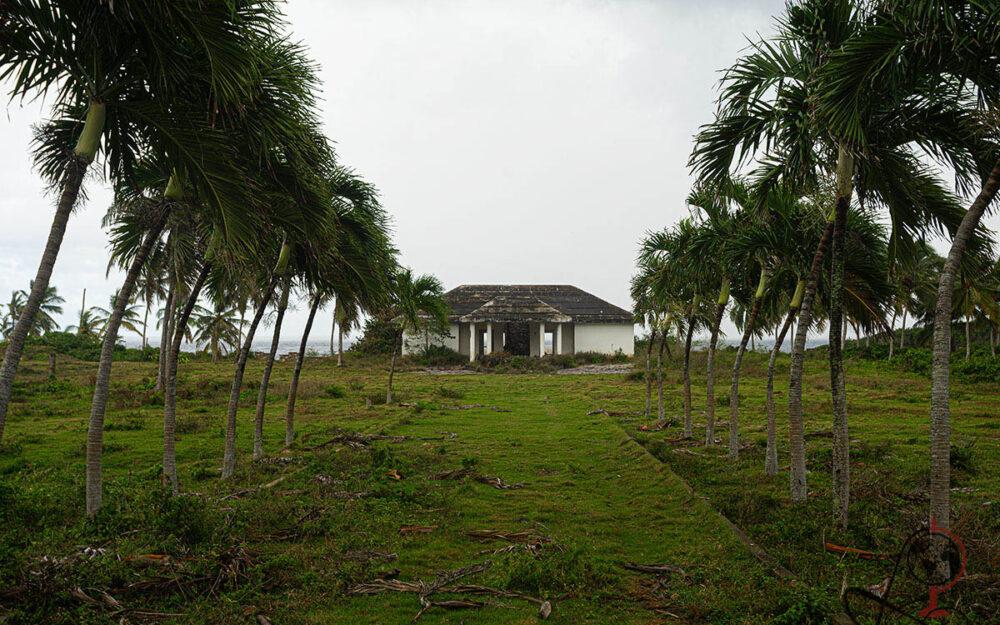 Palmenallee führt zur verlassenen Küstenvilla in der Dominikanischen Republik