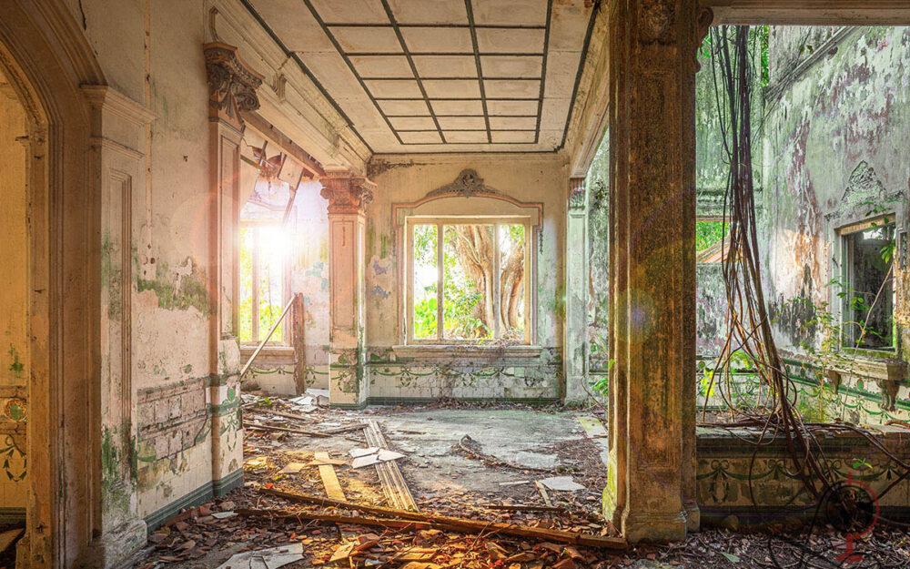 Innenraum mit Sonnenlicht, bröckelndem Putz und Fliesenband an den Wänden