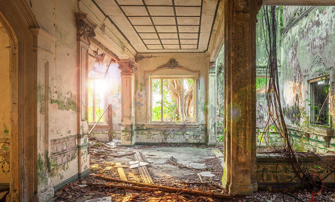 Innenraum mit Sonnenlicht, bröckelndem Putz und Fliesenband an den Wänden