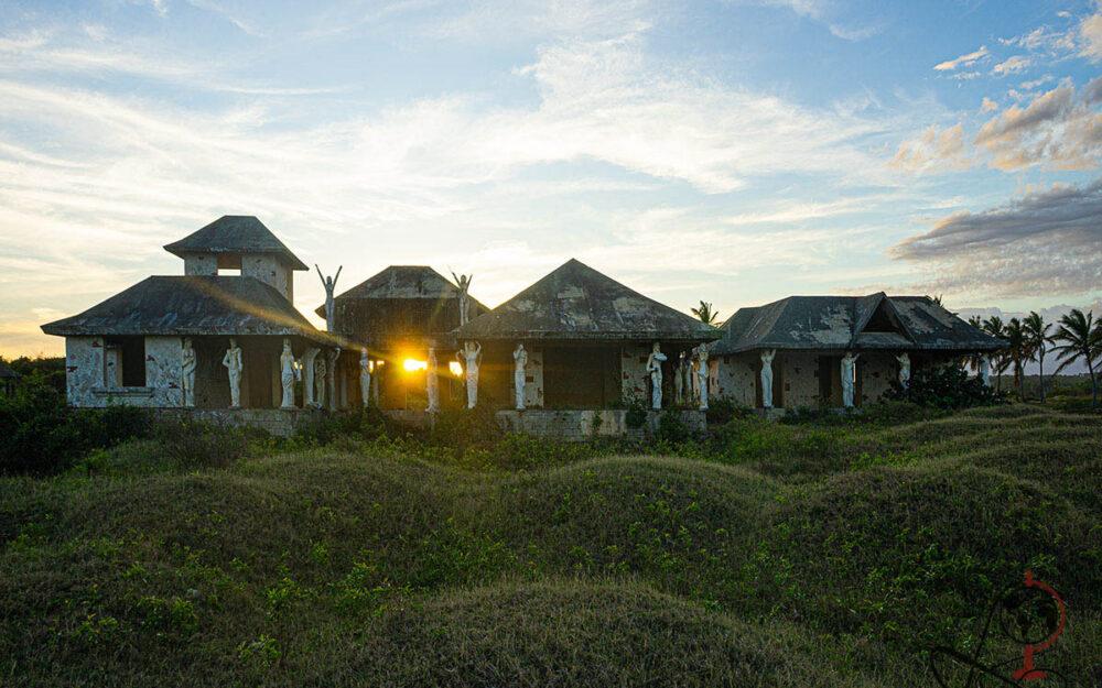 Panorama einer verlassenen Villaanlage in der Karibik bei Sonnenuntergang