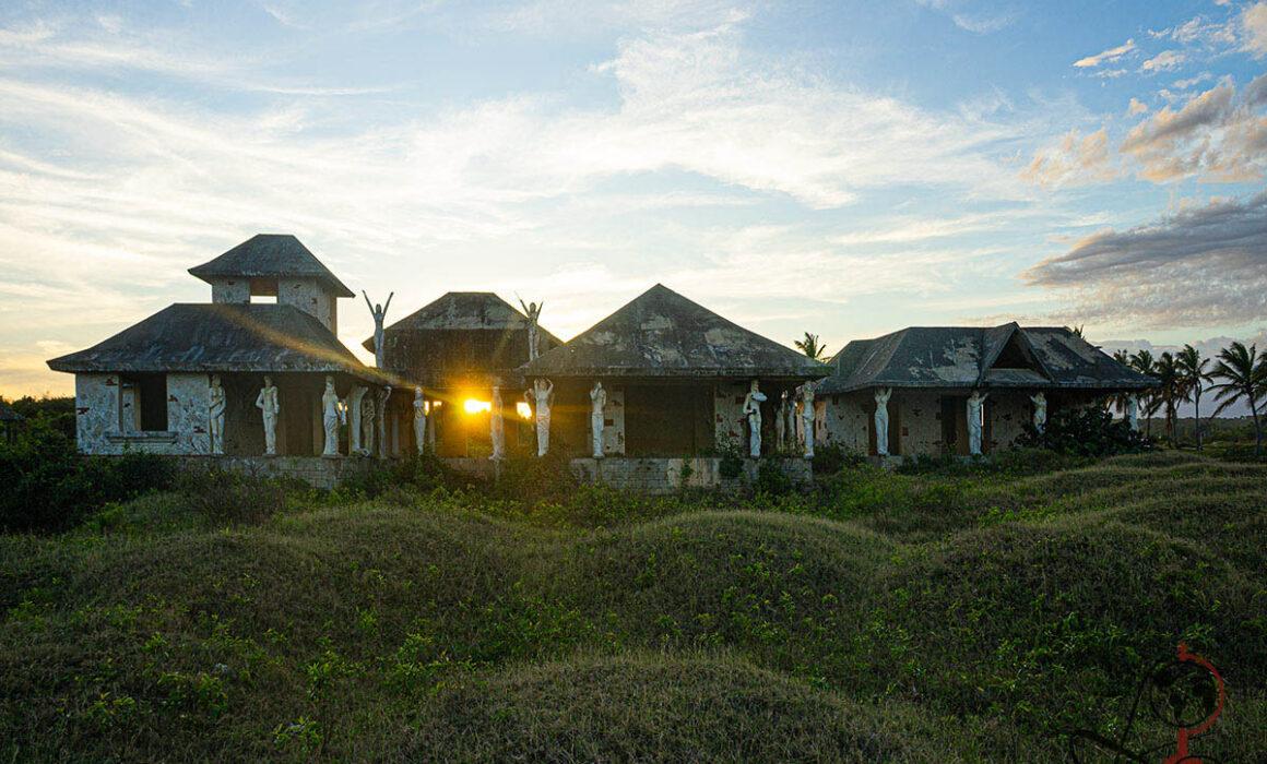 Panorama einer verlassenen Villaanlage in der Karibik bei Sonnenuntergang