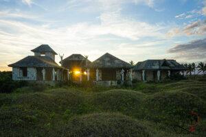 Panorama einer verlassenen Villaanlage in der Karibik bei Sonnenuntergang
