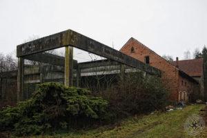 Verfallene Außenvoliere des ehemaligen Vogelparadieses Bad Rothenfelde neben einem alten Backsteingebäude